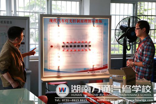 学校还根据市场上汽车工艺的改进，不断探索新的教学道路
