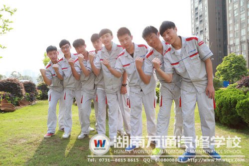 学汽修的初高中生们，意气风发！他们深信，汽修带来更好的际遇