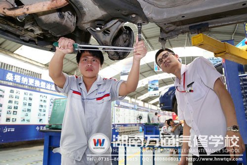 尹运军在老师的指导下进行实践操作