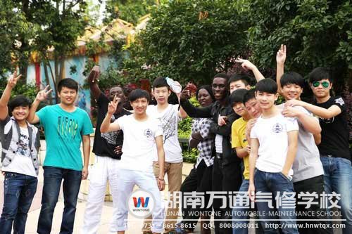 万通学子大方地与国际际友人交流