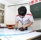 信心十足面对考试 湖南万通学子参加汽车维修工中级证考试