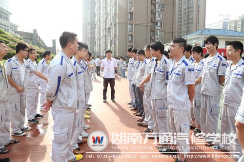 万通学子在晨训中