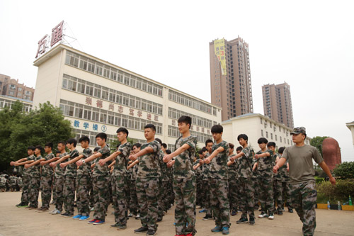 军事训练场上，未来的“汽车医生”