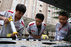 毕业大学生返校学汽修，湖南万通备受欢迎