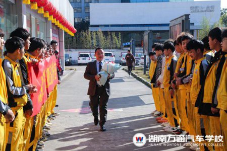 开学第一课：荣威4S店服务总监进校园 助力学子汽车梦