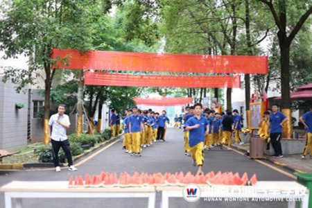 吃瓜大赛 | 一场关于西瓜的决斗，谁是真正的“吃瓜帝”？