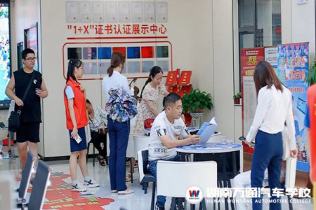 现场火爆！中考后，这些考生和家长都往这所学校跑…… 围观湖南万通火热招生现场