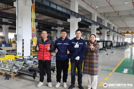 从厨师转行做电气工程师，他的努力得到了回报