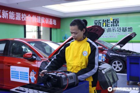 湖南汽车技工学校_汽车维修_汽车学校新闻