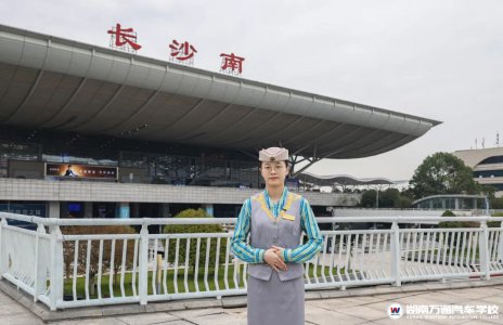 轨道乘务专业学子|邓晓胡:微笑服务暖旅途,青春绽放在轨道
