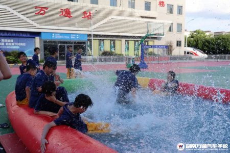 新生报到日常!操场藏泳池,在清凉中迎万通校园生活