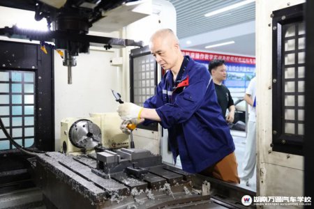 湖南万通教师风采|邓龙腾老师:25载匠心淬炼,UG数控编程专业引路人